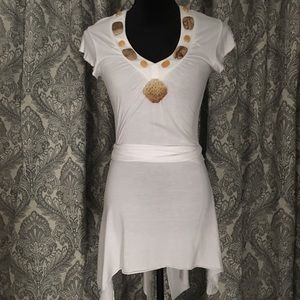 White wrap tee shirt with natural stone